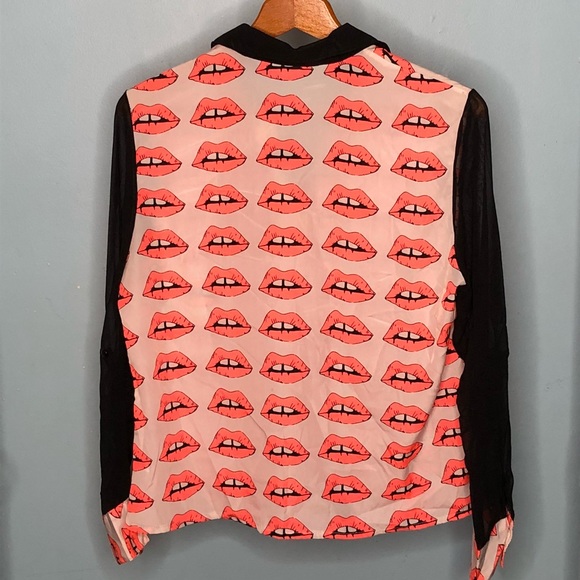 • Graphic Tee • Button Down • Avant Garde - Picture 2 of 2